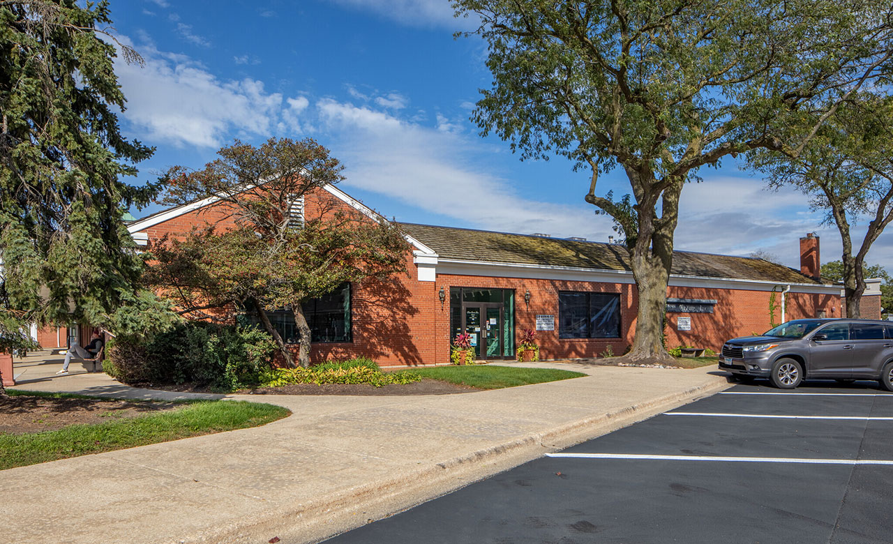 10 Grant Square Shopping Center Hinsdale, Illinois